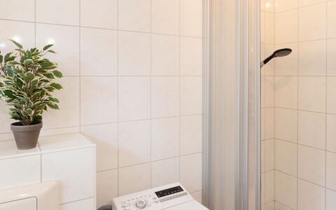 Enikö: Flooring, Fussboden, Wand, Interior Design, Armatur, Badezimmer, Installation, Beleuchtung, Zimmer, Fliese