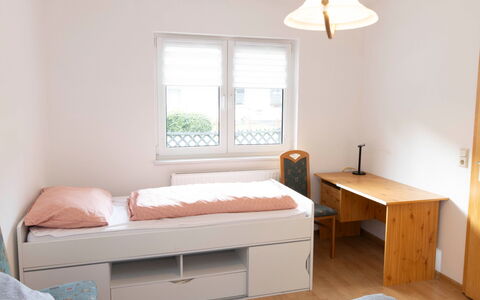 Enikö: Möbel, Bett, Schlafzimmer, Interior Design, Holz, Fussboden, Flooring, Bettdecke, Bedding, Zimmer