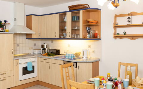 Enikö: Möbel, Küche, Holz, Interior Design, Küchengerät, Countertop, Cabinetry, Beleuchtung, Flooring, Major Appliance
