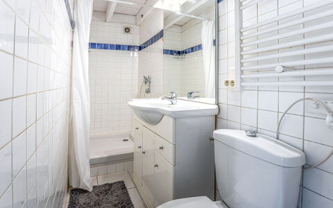 Centre Nyons: Zapfhahn, Spiegel, Armatur, Sinken, Bad Sink, Eigentum, Badezimmer, Lila, Gebäude