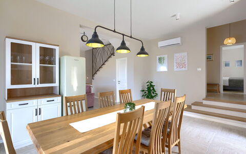 Villa Bella: Tabelle, Eigentum, Möbel, Stuhl, Küche, Küche & Esszimmer Tisch, Holz, Interior Design, Beleuchtung, Flooring