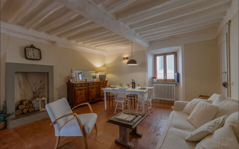Appartamento Mancini: Möbel, Bilderrahmen, Tabelle, Gebäude, Holz, Fenster, Couch, Zimmerpflanze, Interior Design, Flooring