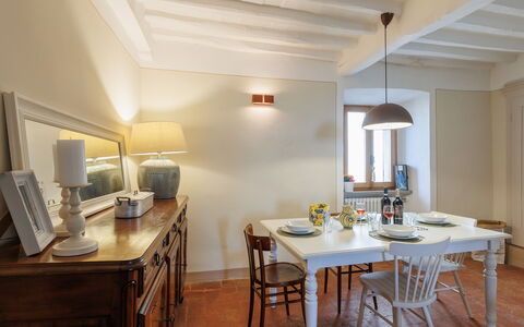Appartamento Mancini: Tabelle, Möbel, Eigentum, Holz, Stuhl, Cabinetry, Gebäude, Beleuchtung, Interior Design