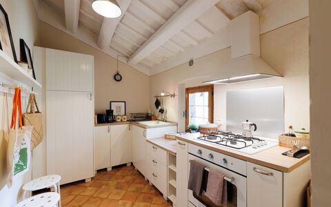 Appartamento Mancini: Zapfhahn, Eigentum, Cabinetry, Sinken, Armatur, Countertop, Küche, Holz, Interior Design, Fussboden