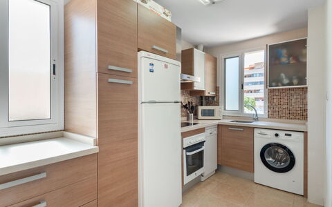 Las Mariposas: Cabinetry, Countertop, Möbel, Küche, Küchengerät, Haushaltsgerät, Gebäude, Holz, Interior Design, Herd