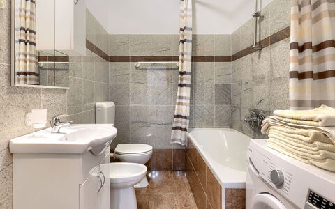 Goga: Wäschekammer, Spiegel, Sinken, Armatur, Eigentum, Bad Sink, Zapfhahn, Badezimmer, Lila, Interior Design
