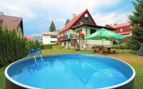 Harrachov Pool & Garden: Wasser, Wolke, Himmel, Gebäude, Daytime, Eigentum, Pflanze, Azurblau, Natur, Schwimmbad