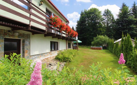 Harrachov Pool & Garden: Pflanze, Blume, Eigentum, Himmel, Gebäude, Wolke, Natur, Blatt, Botanik, Baum