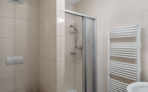 Pflaume: Badezimmer, Armatur, Interior Design, Duschtür, Dusche, Fussboden, Materialeigenschaft, Flooring, Installation