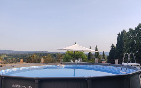 Villa La Cicogna Tuscany: Himmel, Gebäude, Schwimmbad, Baum, Schatten, Wasser, Gartenmöbel, Freizeit, Rechteck, Dach