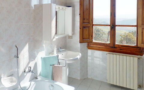 Villa La Cicogna Tuscany: Spiegel, Armatur, Zapfhahn, Eigentum, Bad Sink, Sinken, Badezimmer, Interior Design, Fenster, Holz