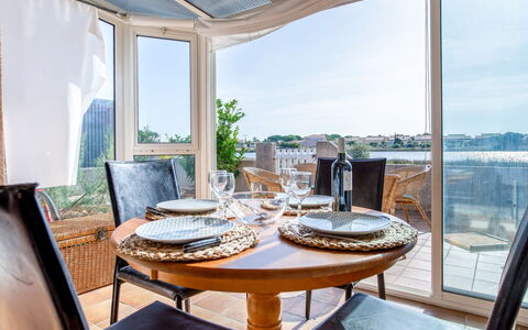 Belle Ile 1: Tabelle, Eigentum, Möbel, Gebäude, Himmel, Azurblau, Fenster, Interior Design, Holz, Stuhl