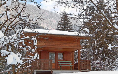 Pierre Blanche: Gebäude, Schnee, Fenster, Himmel, Tür, Wolke, Pflanze, Holz, Haus, Natürliche Landschaft