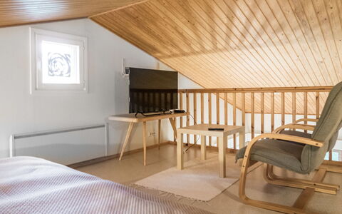 Kivakatti: Bett, Möbel, Schlafzimmer, Interior Design, Bedding, Bettdecke, Flooring, Holz, Fussboden, Zimmer
