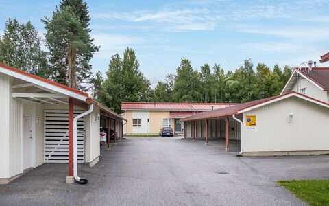 Kivakatti: Bett, Möbel, Schlafzimmer, Interior Design, Bedding, Bettdecke, Flooring, Holz, Fussboden, Zimmer