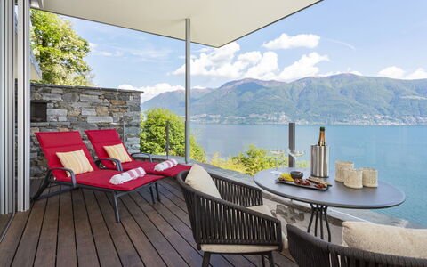 Ronco Sopra Ascona 66: Wasser, Möbel, Himmel, Wolke, Eigentum, Fenster, Gebäude, Tabelle, Pflanze, Holz