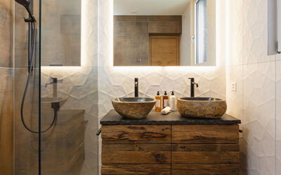 Grand Suite 66.2: Braun, Zapfhahn, Spiegel, Armatur, Sinken, Bad Sink, Badezimmerschrank, Badezimmer, Gebäude, Holz