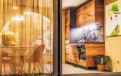 Garden Suite 66.1: Eigentum, Gebäude, Holz, Interior Design, Die Architektur, Fussboden, Stuhl, Wohnzimmer, Tür, Fernsehen