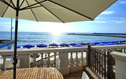 Casa Riva: Wasser, Himmel, Eigentum, Licht, Blau, Azurblau, Gebäude, Schatten, Regenschirm, Strandresort