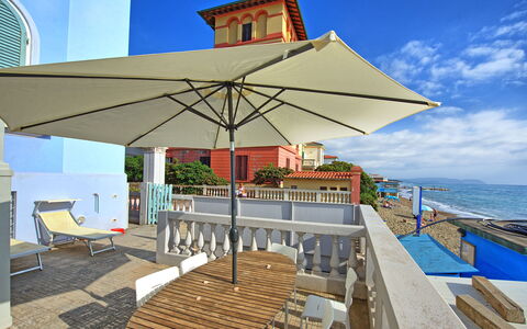 Casa Riva: Himmel, Gebäude, Eigentum, Wasser, Wolke, Blau, Schatten, Azurblau, Fenster, Beleuchtung