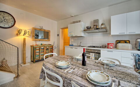 Casa Riva: Eigentum, Möbel, Cabinetry, Countertop, Holz, Geschirr, Interior Design, Beleuchtung, Küche, Regale