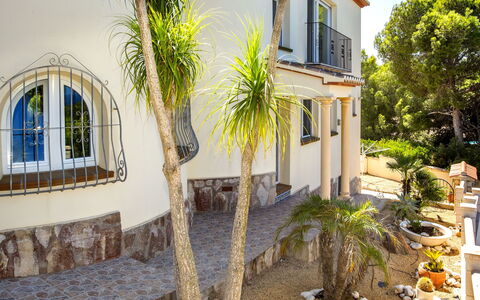 Villa la Tahona: Pflanze, Gebäude, Fenster, Baum, Die Architektur, Arecales, Gelb, Haus, Wohngebiet, Nachbarschaft