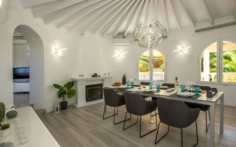 Villa la Tahona: Möbel, Tabelle, Stuhl, Gebäude, Interior Design, Flooring, Küche, Fussboden, Wohnzimmer, Holz