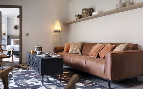 Tignes 660: Braun, Möbel, Bilderrahmen, Eigentum, Tabelle, Couch, Komfort, Holz, Gebäude, Interior Design