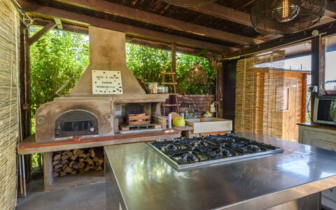 Villa Pancole: Eigentum, Küchengerät, Holz, Countertop, Herd, Interior Design, Tabelle, Wohnzimmer, Gasherd, Küche