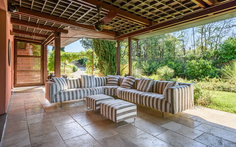 Villa Pancole: Pflanze, Veranda, Schatten, Interior Design, Holz, Baum, Gartenmöbel, Landschaft, Grundeigentum, Freizeit