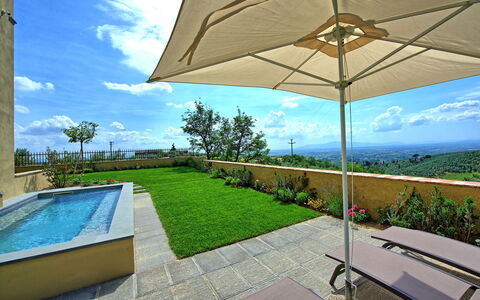 Casa Lionardo: Wasser, Pflanze, Himmel, Eigentum, Wolke, Blau, Schatten, Gartenmöbel, Regenschirm, Baum