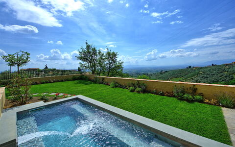 Casa Lionardo: Wolke, Himmel, Wasser, Pflanze, Eigentum, Azurblau, Natürliche Landschaft, Gras, Schwimmbad, Baum