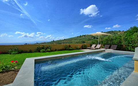 Casa Lionardo: Wasser, Wolke, Pflanze, Himmel, Daytime, Wasservorräte, Natürliche Landschaft, Azurblau, Schwimmbad, Rechteck