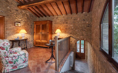 Borgo Al Castello: Möbel, Gebäude, Fenster, Bilderrahmen, Holz, Strahl, Fussboden, Baum, Holzbeize, Hartholz