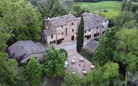 Borgo Al Castello: Gebäude, Pflanze, Eigentum, Fenster, Baum, Haus, Grundstueck, Die Architektur, Hütte, Gras