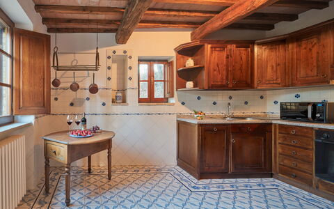 Borgo Al Castello: Cabinetry, Möbel, Countertop, Fenster, Küche, Gebäude, Holz, Interior Design, Küchengerät, Herd