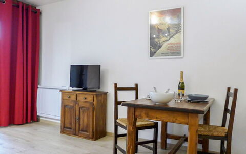 Le Pramouny: Möbel, Zimmer, Eigentum, Interior Design, Fussboden, Tabelle, Wand, Gebäude, Haus, Esszimmer
