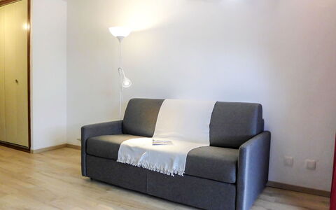 Le Pramouny: Möbel, Zimmer, Couch, Eigentum, Fussboden, Schlafsofa, Interior Design, Wand, Beleuchtung, Wohnzimmer