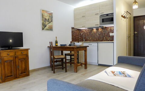 Le Pramouny: Tabelle, Eigentum, Cabinetry, Gebäude, Bilderrahmen, Holz, Kommode, Schublade, Beleuchtung, Stuhl