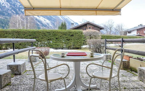 Le Pramouny: Eigentum, Tabelle, Möbel, Haus, Die Architektur, Interior Design, Grundeigentum, Gebäude, Zimmer, Zuhause