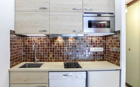 Le Pramouny: Countertop, Zimmer, Eigentum, Küche, Fliese, Cabinetry, Möbel, Major Appliance, Herd, Interior Design