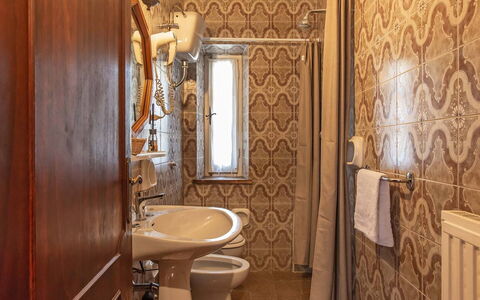 Villa Pania: Braun, Eigentum, Armatur, Sinken, Badezimmer, Holz, Zapfhahn, Spiegel, Gebäude, Interior Design
