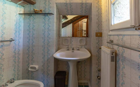 Villa Pania: Spiegel, Zapfhahn, Armatur, Sinken, Eigentum, Bad Sink, Badezimmer, Lila, Holz, Interior Design
