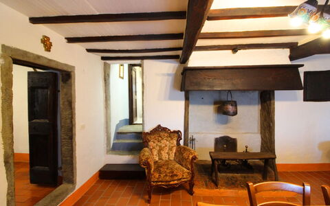 La Casa nel Borgo: Möbel, Eigentum, Couch, Gebäude, Holz, Tabelle, Wohnzimmer, Fussboden, Flooring, Stuhl