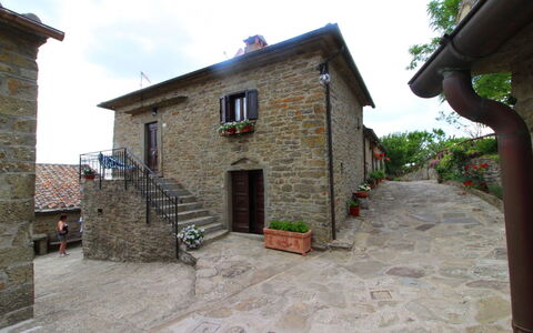 La Casa nel Borgo: Himmel, Pflanze, Eigentum, Fenster, Gebäude, Baum, Haus, Hütte, Tür, Wolke