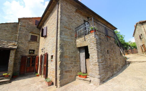 La Casa nel Borgo: Himmel, Eigentum, Fenster, Pflanze, Wolke, Gebäude, Tür, Haus, Ländliches Gebiet, Fassade