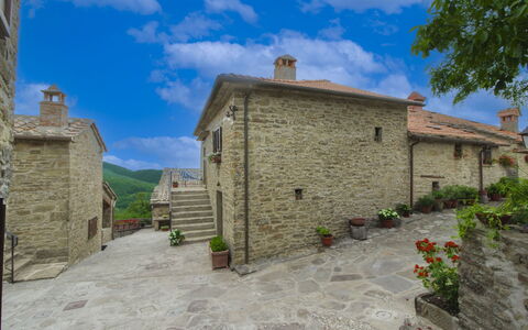 La Casa nel Borgo: Hügel, Schwimmbad, Gebirge, Gartenmöbel, Eco Hotel, Flagstone, Resort, Grat, Landscaping, Tropen