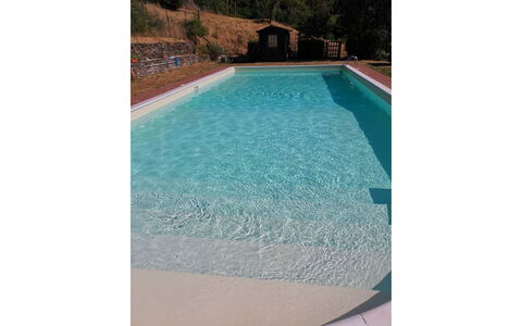 La Casa nel Borgo: Wasser, Azurblau, Rechteck, Schwimmbad, Schatten, Aqua, Verbundwerkstoff, Tönungen Und Schatten, Landschaft