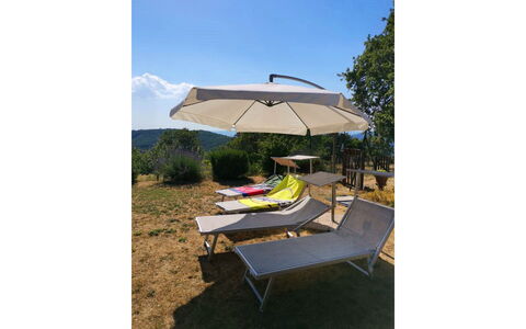 La Casa nel Borgo: Himmel, Regenschirm, Schatten, Gartenmöbel, Sonnenliege, Tisch Im Freien, Pflanze, Tönungen Und Schatten, Baum