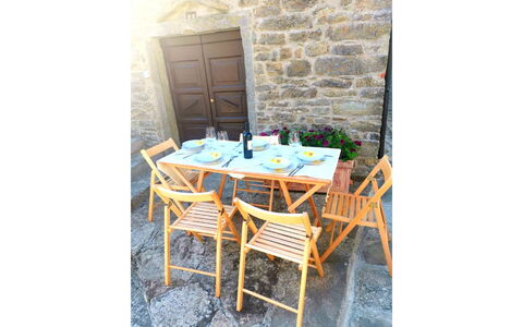 La Casa nel Borgo: Tabelle, Eigentum, Tisch Im Freien, Stuhl, Azurblau, Rechteck, Gartenmöbel, Holz, Küche & Esszimmer Tisch, Gebäude